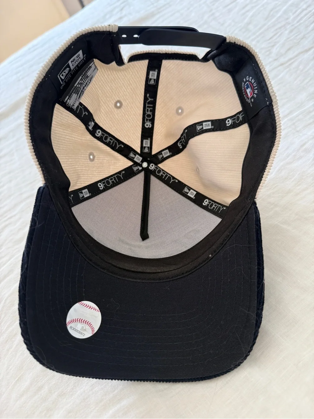 New York Yankees Two-Tone Corduroy Cap - White & Black